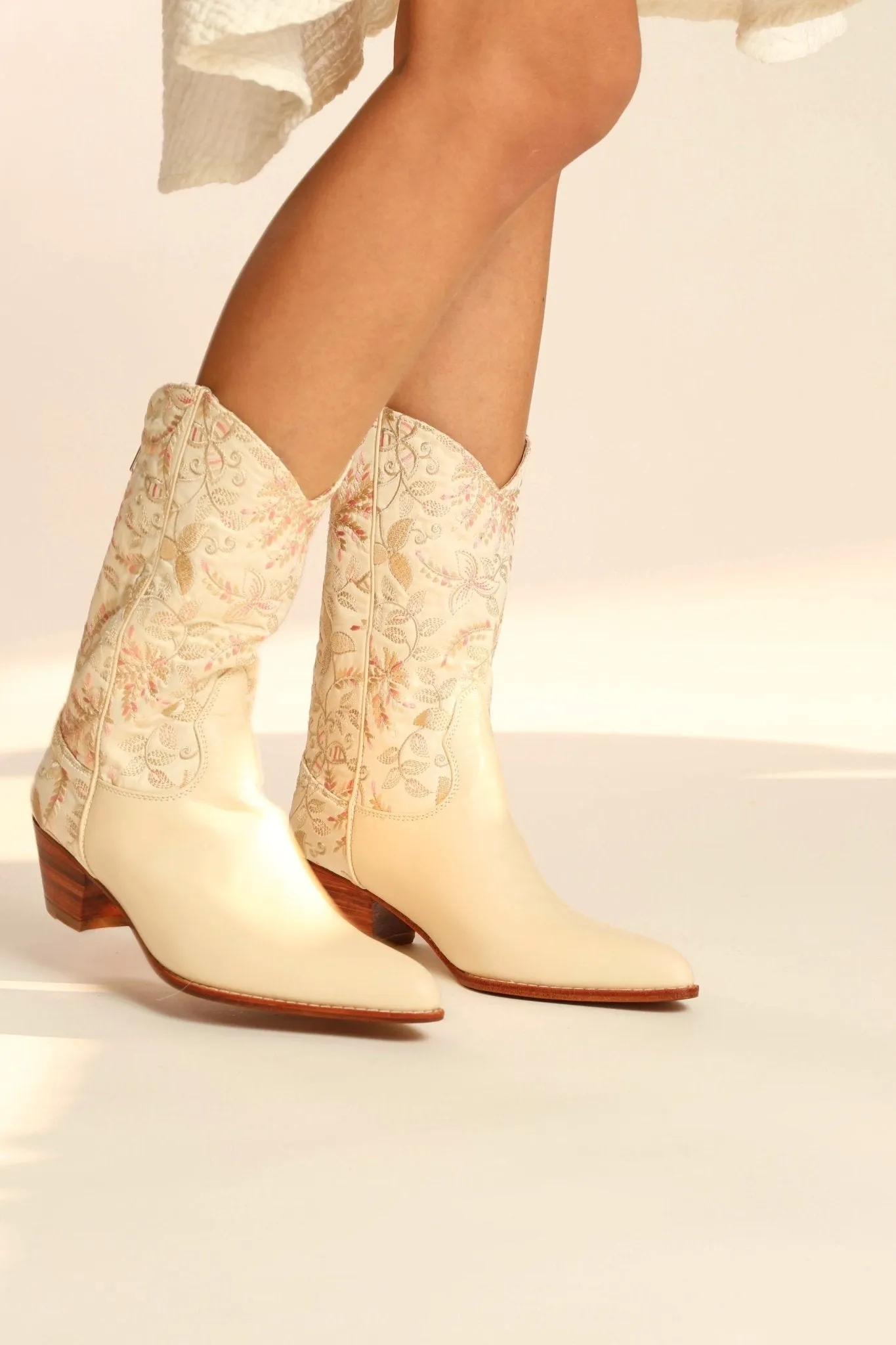 IVORY PINK FLOWER LEAF EMBROIDERED WESTERN BOOTS CHINELO