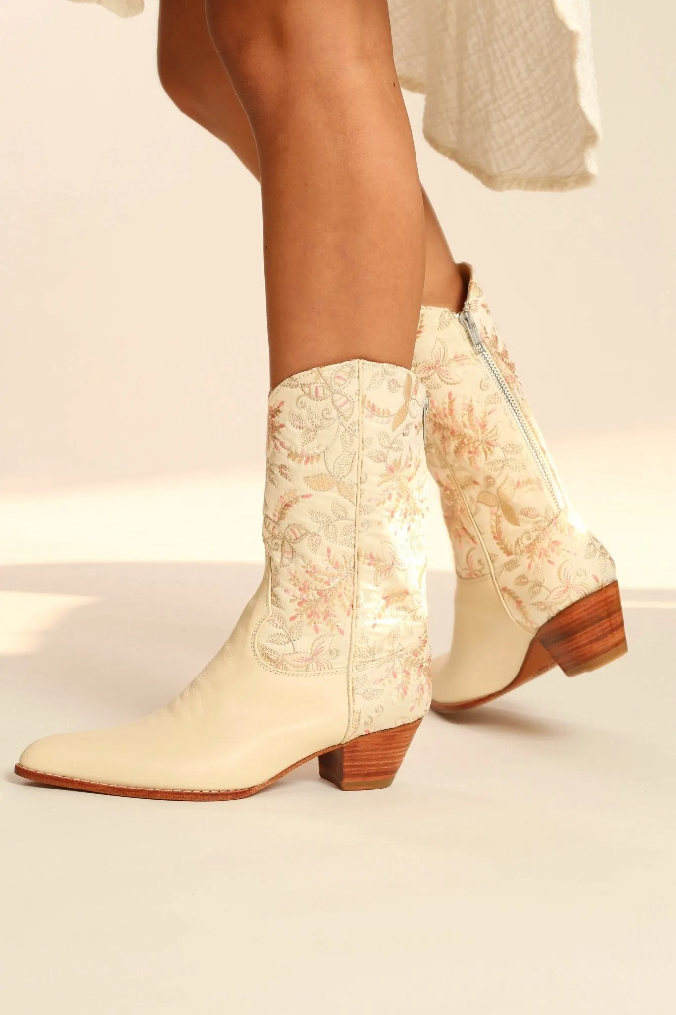 IVORY PINK FLOWER LEAF EMBROIDERED WESTERN BOOTS CHINELO